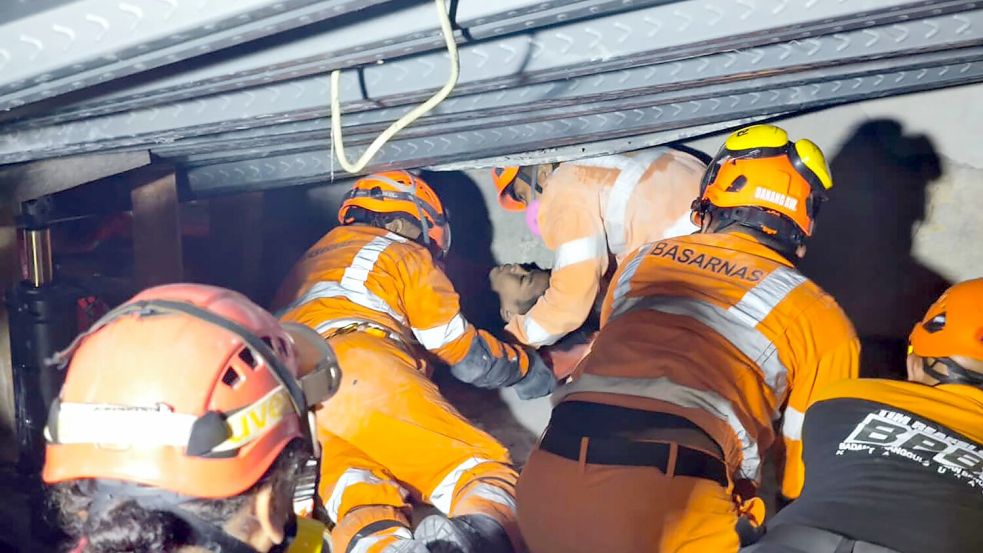 Die Retter haben mehrere Menschen lebend geborgen. Foto: -/Basarnas/XinHua/dpa