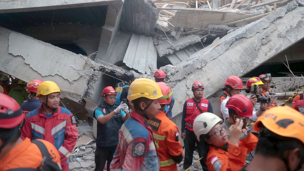 Die Retter mussten lange mit bloßen Händen graben, um keine Überlebenden zu gefährden. Foto: Trisnadi/AP/dpa