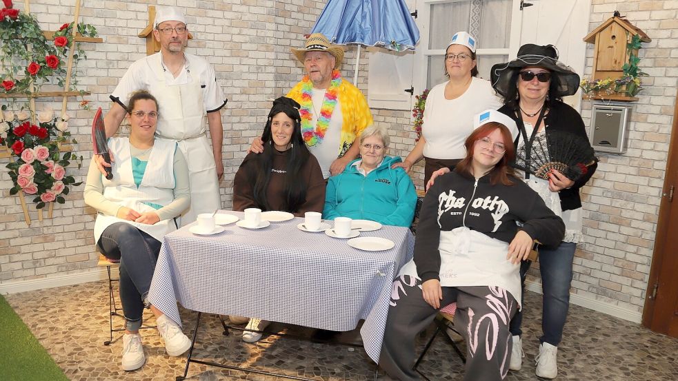 Die Theatergruppe Elisabethfehn bringt in diesem Jahr unter der Regie von Anita Pastoor (stehend rechts) die plattdeutsche Komödie „All‘s för de Katt““ auf die Bühne. Foto: Hans Passmann
