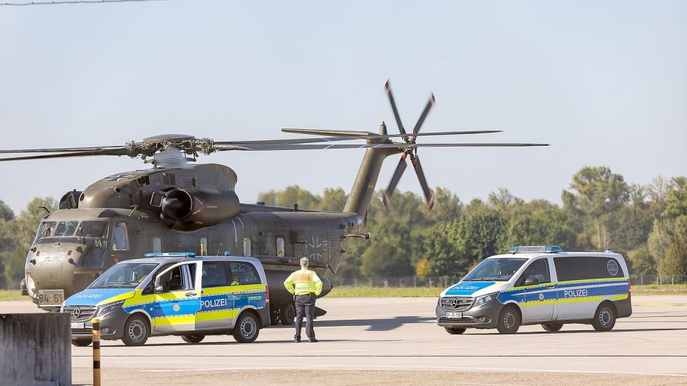 Einer der Beschuldigten wurde mit einem Bundeswehr-Hubschrauber nach Karlsruhe gebracht. Foto: Philipp von Ditfurth/dpa