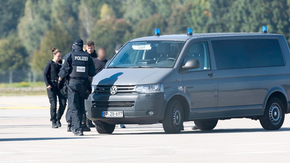 Die Männer wurden zur Haftvorführung nach Karlsruhe gebracht. Foto: Philipp von Ditfurth/dpa