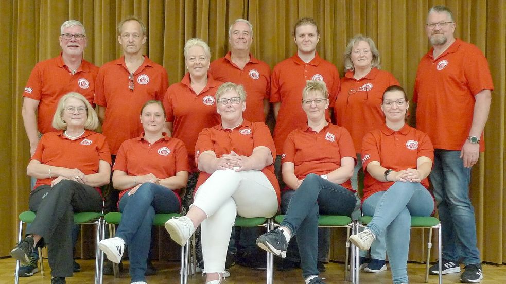 Die diesjährigen Darsteller der Theaterkoppel Einigkeit Völlenerfehn: (Obere Reihe von links nach rechts) Holger Holzenkämpfer, Jens Thorsten Haak, Sonja Koop, Norbert Ficken, Kevin Philippski, Marlies Fischer, Harald Appeldorn (Untere Reihe von links nach rechts) Helga Ostrzecha, Kerstin Weßling, Silvia Terveen, Elke Freese und Rebekka Mevius. Foto: Norbert Ficken