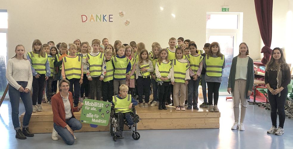 Die Preisträgerinnen und Preisträger der Grundschule Ihrhove freuen sich über ihre Auszeichnungen beim Malwettbewerb zur Mobilitätswoche. Foto: Gemeinde Westoverledingen/ Beening