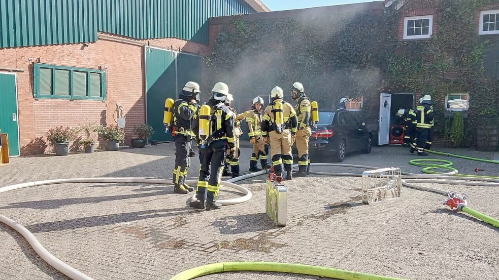 Die Feuerwehren aus Barßel und Godensholt löschten den Brand. Foto: Joachim Schulte/Feuerwehr Barßel