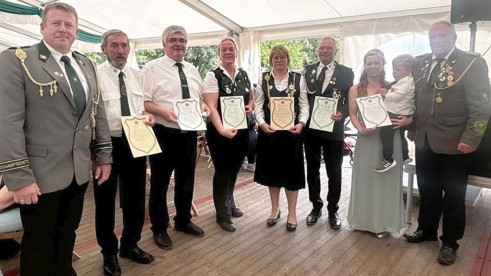 Das Foto zur Veranstaltung zeigt die geehrten Mitglieder gemeinsam mit den Vertretern des Kreisverbandes. Abgebildet sind (von links): Ludger Meinders, Gerd-Artur Wilts, Friedrich Thomßen, Petra Röhrsch, Silke Busboom, Heinz Bernhard Röhrsch, Martina Thomßen, Tom Fiete Thomßen und Karl-Gerhard Laaken. Foto: privat