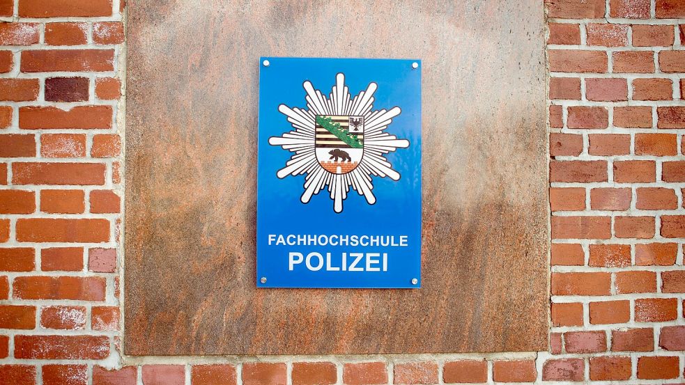 Bei einer Polizei-Feier in Aschersleben in Sachsen-Anhalt sollen zum Lied „L‘amours toujours“ rassistische und volksverhezende Parolen gefallen sein. Foto: dpa/Klaus-Dietmar Gabbert