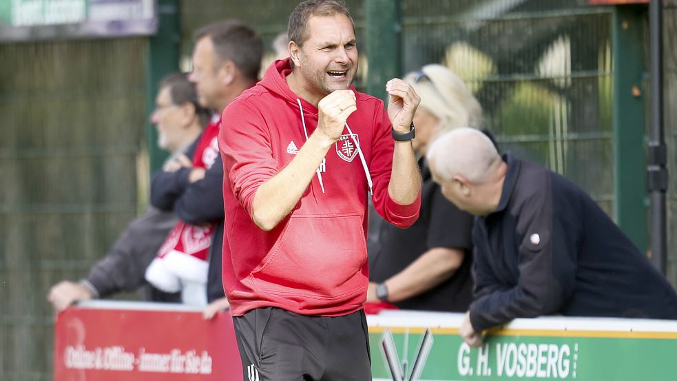 Rainer Sinnigen möchte mit seinem Team nach zwei Remis mal wieder ein Heimspiel gewinnen. Selbst darf er diesmal nicht im Spiel coachen. Foto: Jens Doden/ Emden