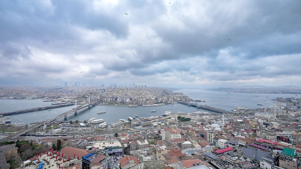 Das Erdbeben schreckte die Menschen in Istanbul auf. (Symbolbild) Foto: Emrah Gurel/AP/dpa