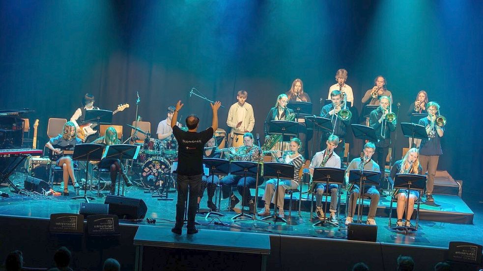 Die AWG-Bigband des Albrecht-Weinberg-Gymnasiums Rhauderfehn beim Auftritt in der Aula der Universität Oldenburg. Foto: Albrecht-Weinberg-Gymnasium Rhauderfehn/Privat