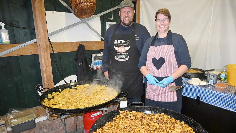 Die Kartoffeln wurden von Holger Schmidt und Melanie van Allen frisch gebraten. Foto: Holger Weers