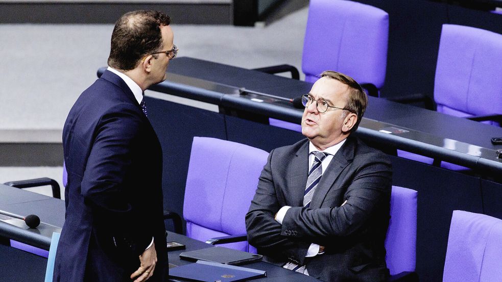 Der Wehrdienst von Boris Pistorius soll durch den Bundestag, doch die Unionsfraktion um ihren Chef Jens Spahn blockiert. Foto: dpa/Florian Gaertner