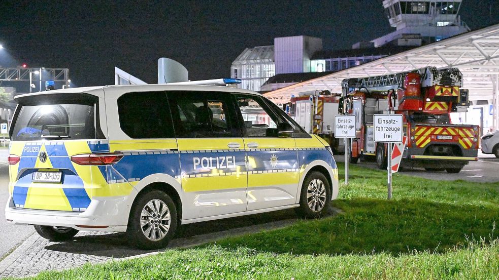 Polizei und Feuerwehr sind nach Drohnensichtungen und Flugausfällen am Flughafen München im Einsatz. Foto: Jason Tschepljakow/dpa