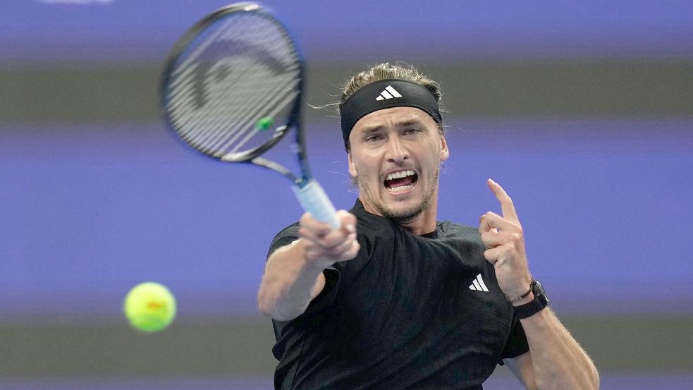 Alexander Zverev schafft es mit einiger Mühe in die nächste Runde von Shanghai. Foto: Mahesh Kumar A./AP/dpa