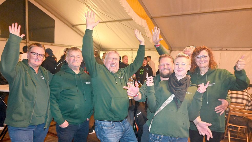 Der Schützenverein aus Burlage war auch mit einer Abordnung auf der Party am Freitag vertreten. Foto: Holger Weers