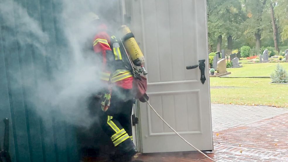 Qualm drang aus dem Vorraum der Steenfelder Kirche, als ein Feuerwehrmann unter Atemschutz in die Kirche ging. Foto: Markus Bruns/Feuerwehr.