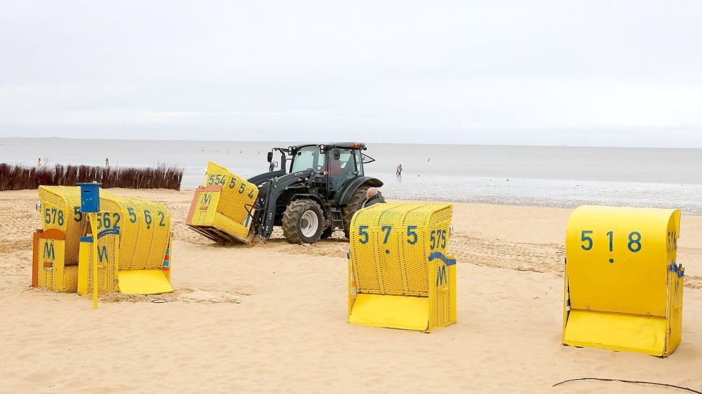 Die Sturmflut soll an der Küste bis zu zwei Meter über dem mittleren Hochwasser ausfallen. Foto: Christian Butt/dpa