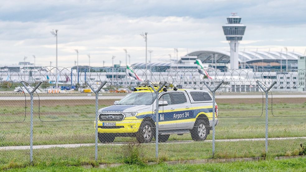 Die Bundespolizei sprach von zwei Drohnensichtungen im Bereich der Nord- und der Südbahn. Foto: Armin Weigel