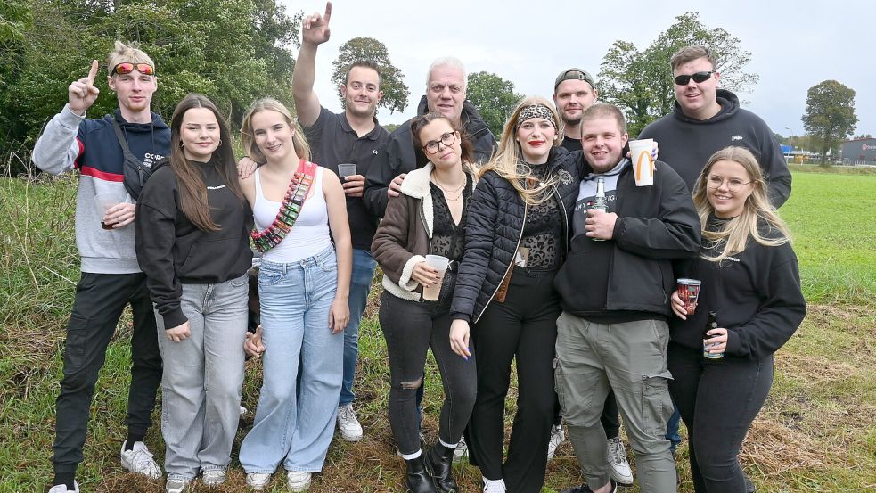 Entlang der Strecke trafen sich Freunde und Bekannte, die sich den Ernteumzug nicht entgehen lassen wollten. Foto: Holger Weers