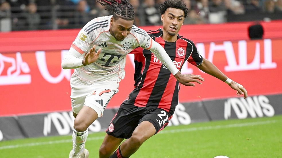 Oft einen Schritt schneller als Frankfurts Nathaniel Brown: Bayern-Star Michael Olise (l). Foto: Arne Dedert