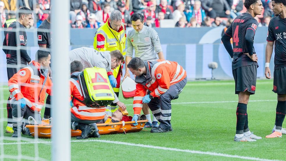 Bitter für Bayer: Kapitän Alejandro Grimaldo muss vom Platz getragen werden. Foto: Rolf Vennenbernd