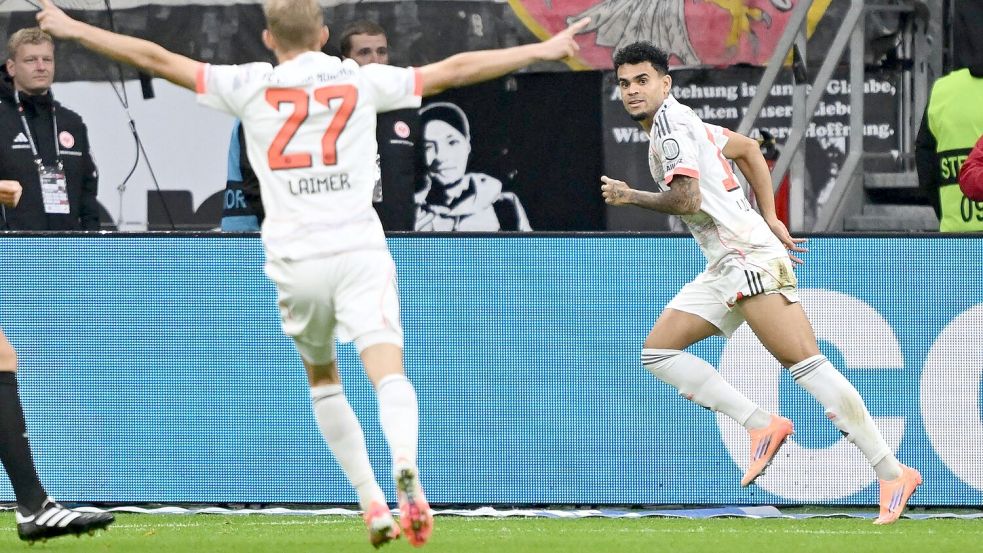 Brachte den FC Bayern früh auf die Siegerstraße: Luis Díaz (r). Foto: Arne Dedert