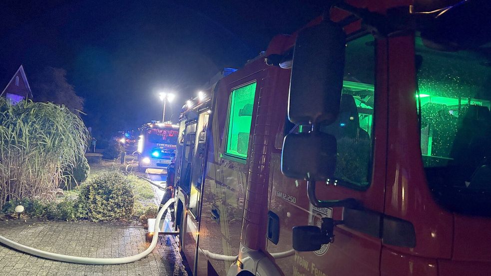 Mehrere Einsatzfahrzeuge der Feuerwehren waren vor Ort. Foto: Carsten Ammermann