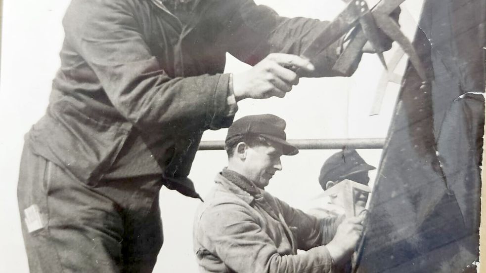 Das Dachdecker-Handwerk ist heute so gefragt wie vor 100 Jahren. Hier wird am Turm der Alexanderkirche gearbeitet, im Jahr 1953. Foto: Axel Hoffmann
