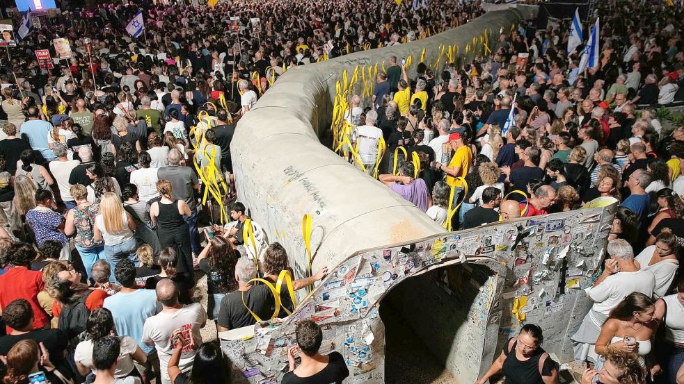 Nach Angaben der Organisation der Angehörigen von Geiseln demonstrierten in Tel Aviv rund 120.000 Menschen für die Freilassung der Entführten und einen Friedensschluss. Foto: Ohad Zwigenberg/AP/dpa
