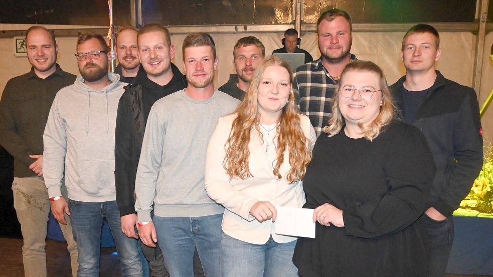 Auf der Ernteparty am Freitagabend wurde die Bogengemeinschaft "Alter Brunsel" aus Burlage für ihr Motiv "Mühle mit Huhn" mit dem ersten Platz und 80 Euro Preisgeld belohnt. Foto: Holger Weers