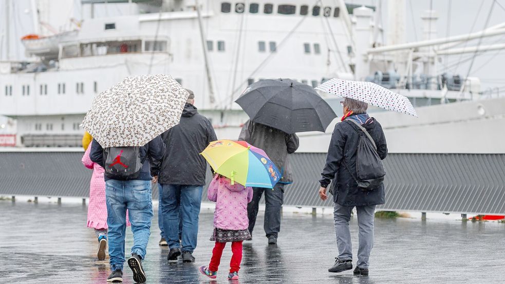 An den Küsten ist auch am Sonntag noch mit Regen und Sturm zu rechnen. Foto: Markus Scholz