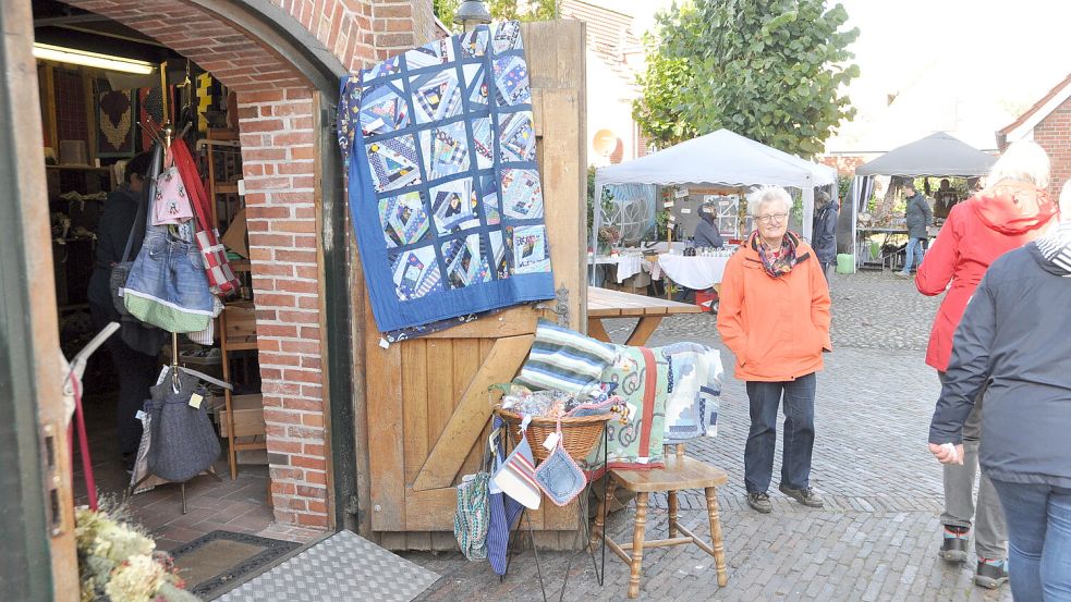 In Ditzum startete der Herbstmarkt noch bei Sonnenschein. Foto: Bodo Wolters