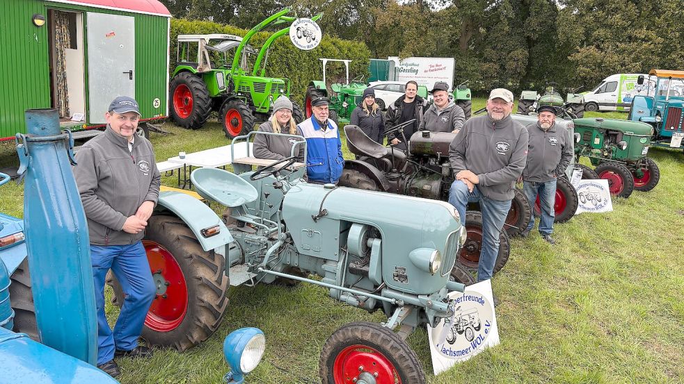 Auf eine Mischung aus Bauern- und Flohmarkt, traditionellem Handwerk sowie Spiel, Spaß, Tanz und Musik dürfen sich an diesem Sonntag die Besucher des Buurnmarktes in Ihrenerfeld freuen. Das Foto zeigt Mitglieder der Schlepperfreunde Flachsmeer-WOL. Foto: Ammermann