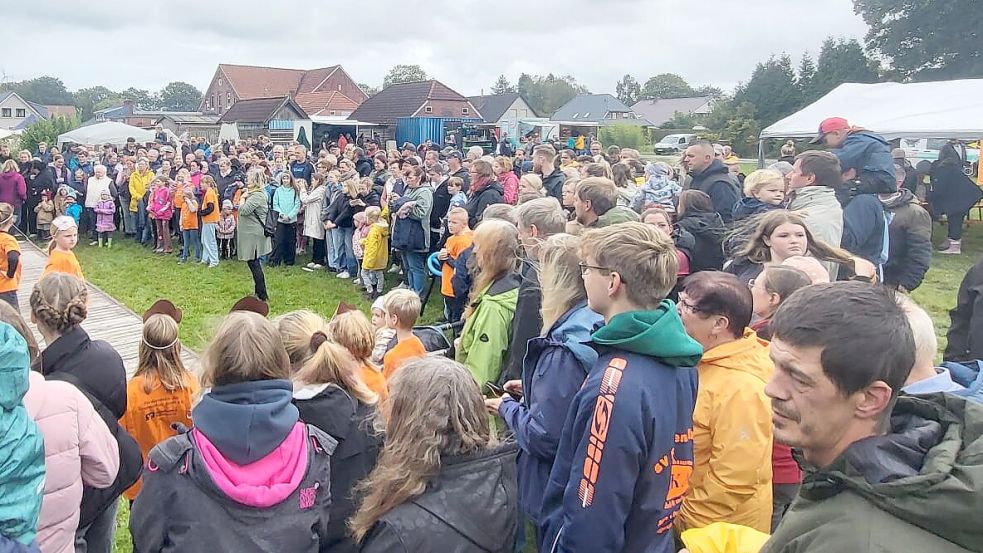 Am frühen Nachmittag war der Buurnmarkt gut besucht. Viele Gäste verfolgten die Aufführungen der Kindergruppen. Foto: Veranstalter