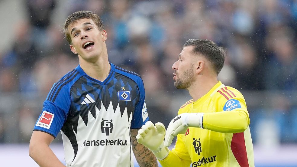 Zwei Defensiv-Stabilisatoren des HSV: Luka Vuskovic (l) und Torwart Daniel Heuer Fernandes Foto: Marcus Brandt