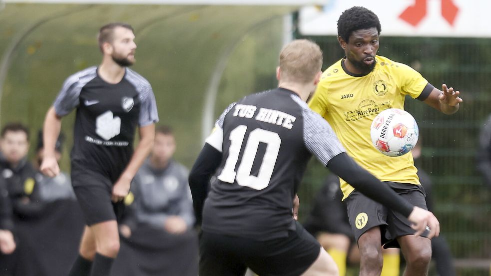 Der Middelser Precious Tenebe (rechts) war nicht zu stoppen. Er erzielte in Hinte einen Hattrick. Foto: Doden