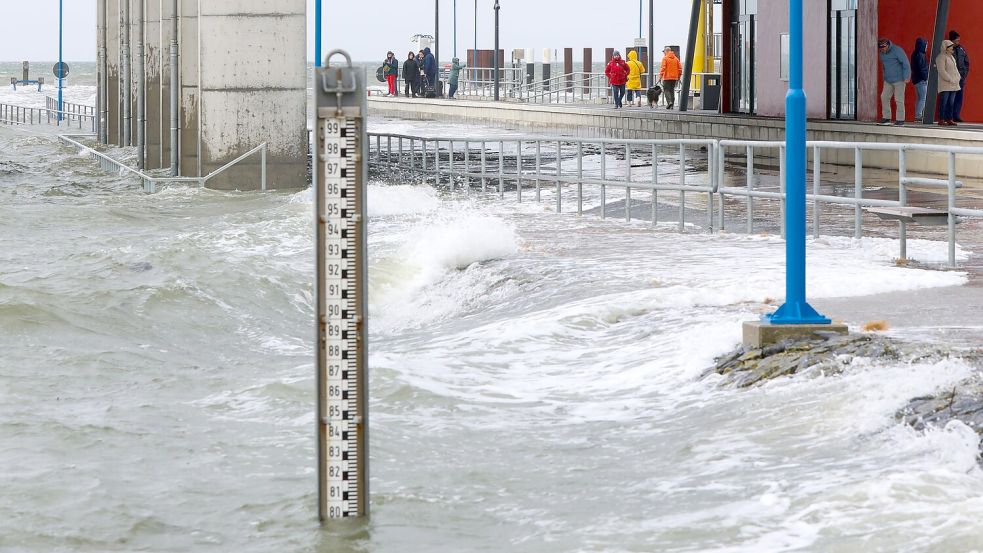 Teile des Fährhafens von Dagebüll werden bei einer Sturmflut überflutet. Foto: Bodo Marks