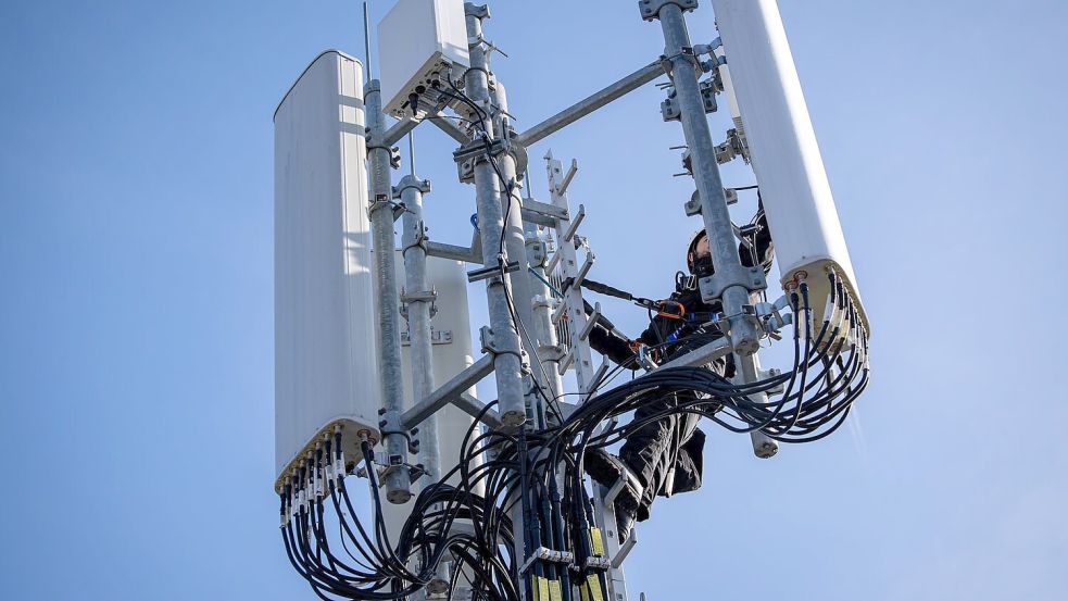 Ein Techniker führt Reparaturarbeiten an 5G-Antennen durch. Foto: Daniel Karmann