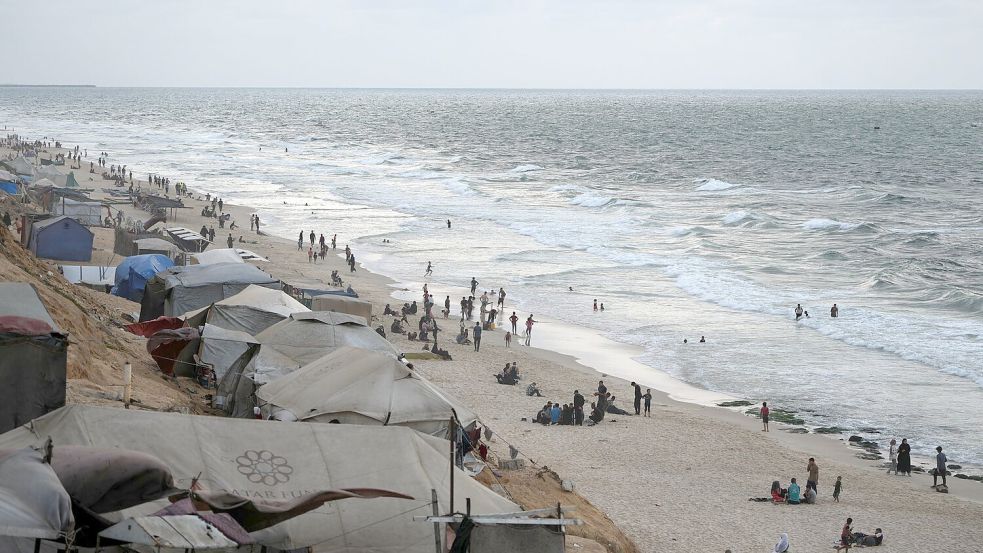 Zeltlager am Strand des Gazastreifens. Foto: Abdel Kareem Hana/AP/dpa