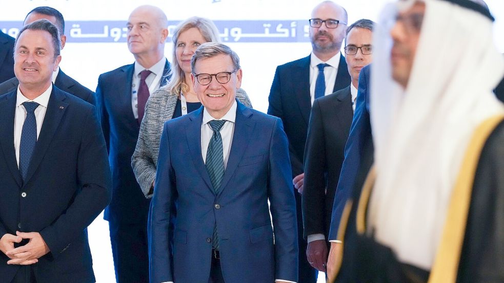 Der deutsche Außenminister Johann Wadephul (M) in Kuwait. Foto: Soeren Stache