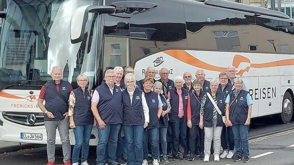 Die Reisegruppe „Die Rüstigen Rentner“ aus Flachsmeer (von links): Klaus Lümken, Karin Lümken, Heinz Tebben, Hinni Schepers, Gertraut Korfe, Hermann Potthast, Sigrid Neumann, Gerd Grass, Annelen Grass, Peter Lalk, Brigitte Schepers, Erich Ibelings, Annegret Brandt, Taleus Neumann, Inge Lalk, Thea Albers, Heino Albers und Gertrud Lüpkes. Foto: Privat/Heinz Tebben