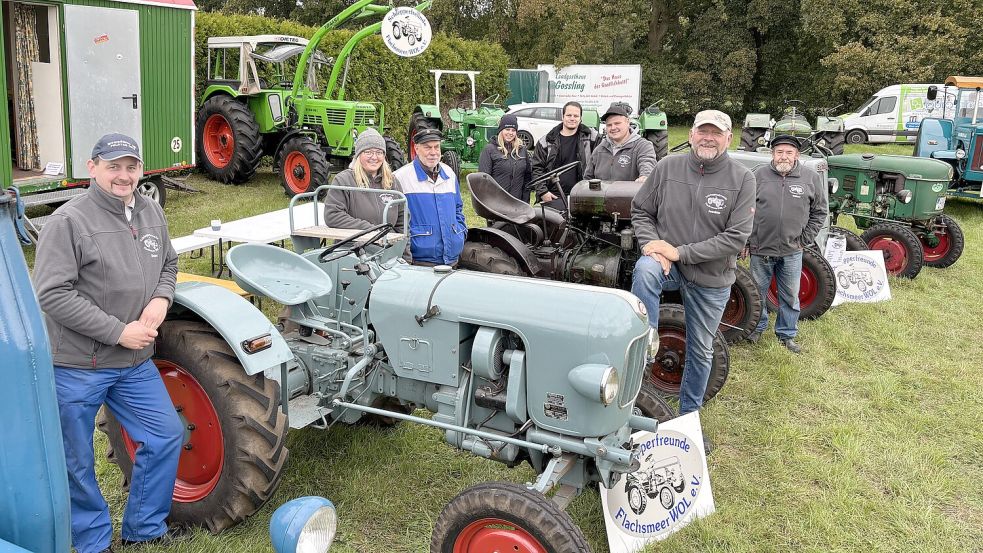 Beim Buurnmarkt in Ihrenerfeld waren am Sonntag auch Mitglieder der Schlepperfreunde Flachsmeer WOL mit historischen Treckern vertreten. Foto: Carsten Ammermann