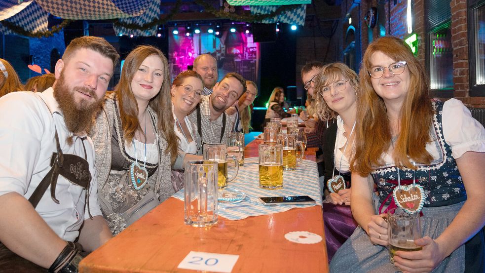 Rund 250 Besucherinnen und Besucher feierten am Samstagabend Oktoberfest in Papenburg. Foto: Heiner Lohmann