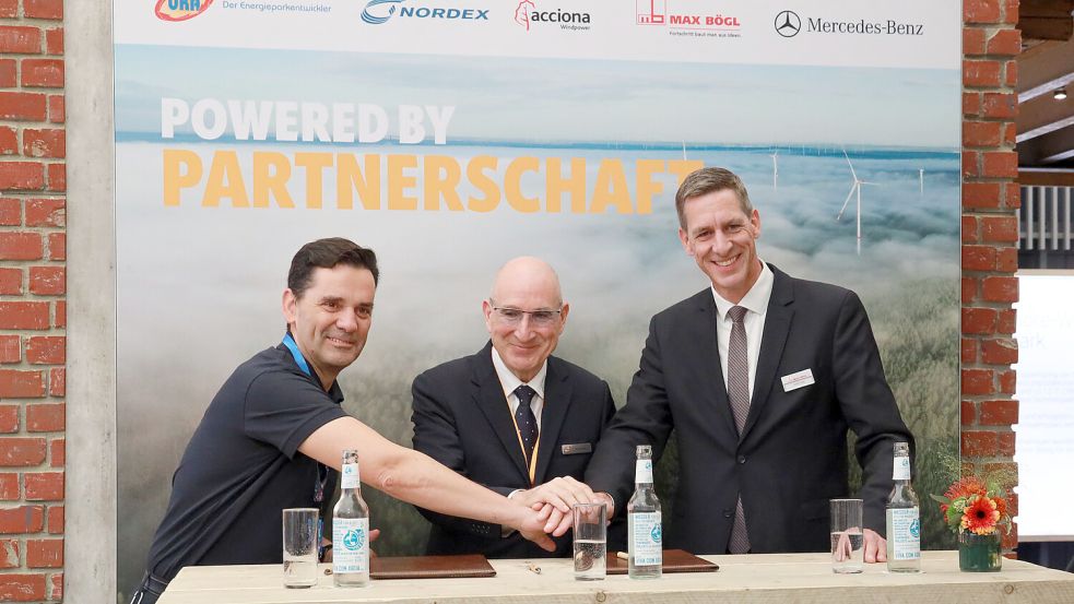 Partnerschaft besiegelt: (von links) José Luis Blanco, Gernot Gauglitz und Stefan Bögl. Foto: Umweltgerechte Kraftanlagen GmbH & Co. KG (UKA)