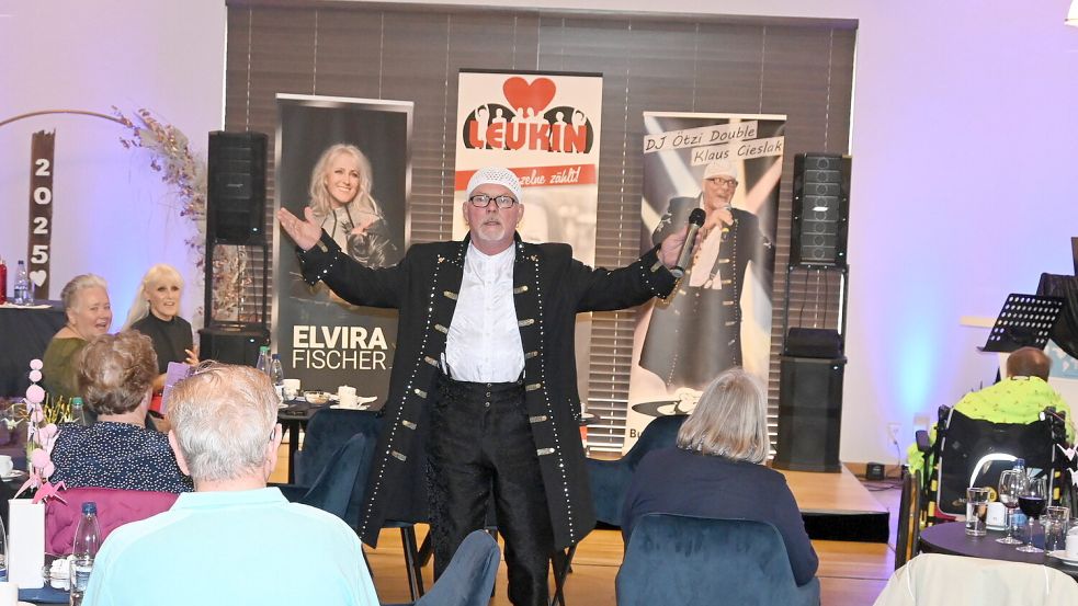 Sänger Klaus Cieslak sorgte als DJ-Ötzi-Double für Stimmung. Foto: Holger Weers