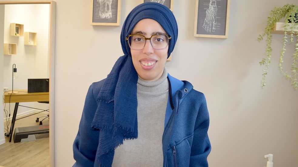 Die 34-jährige Khouloud Timoumi stammt aus der tunesischen Landeshauptstadt Tunis. Sie ist gelernte Physiotherapeutin und hat am Goethe-Institut Deutsch gelernt, um in Deutschland eine Arbeitsstelle antreten zu können. Die hat sie nun beim Physio Aktiv in Westrhauderfehn gefunden. Foto: Astrid Fertig
