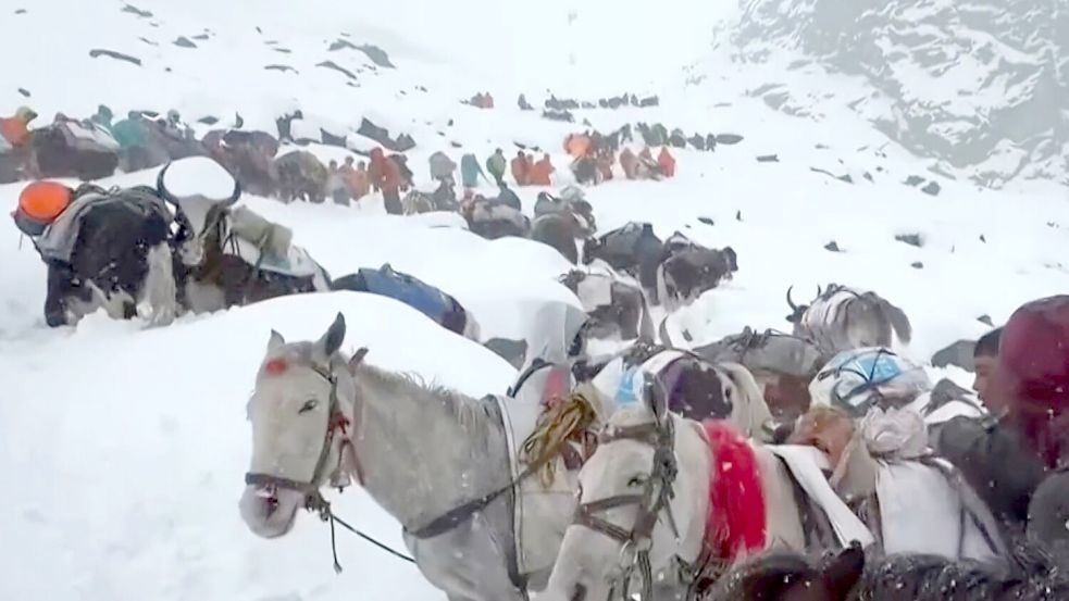 Wanderer sitzen am Mount Everest fest. Foto: Lingsuiye/Xinhua/AP/dpa