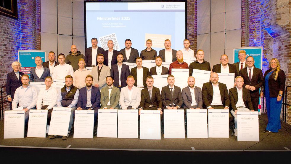 Nach einem Kraftakt in den Abendstunden und an den Wochenenden halten die neuen Meister ihre Urkunden in den Händen. Foto: privat