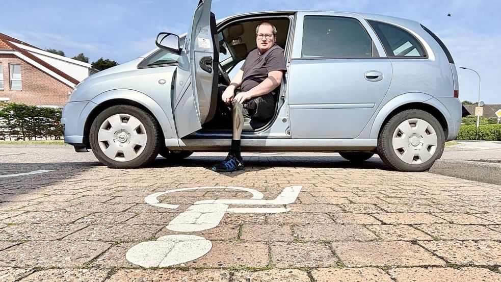 Der Ausweis für einen gekennzeichneten Behindertenparkplatz wurde Patrick Höcker aberkannt – dabei ist er nach der Beinamputation stark eingeschränkt. Foto: Klaus Ortgies