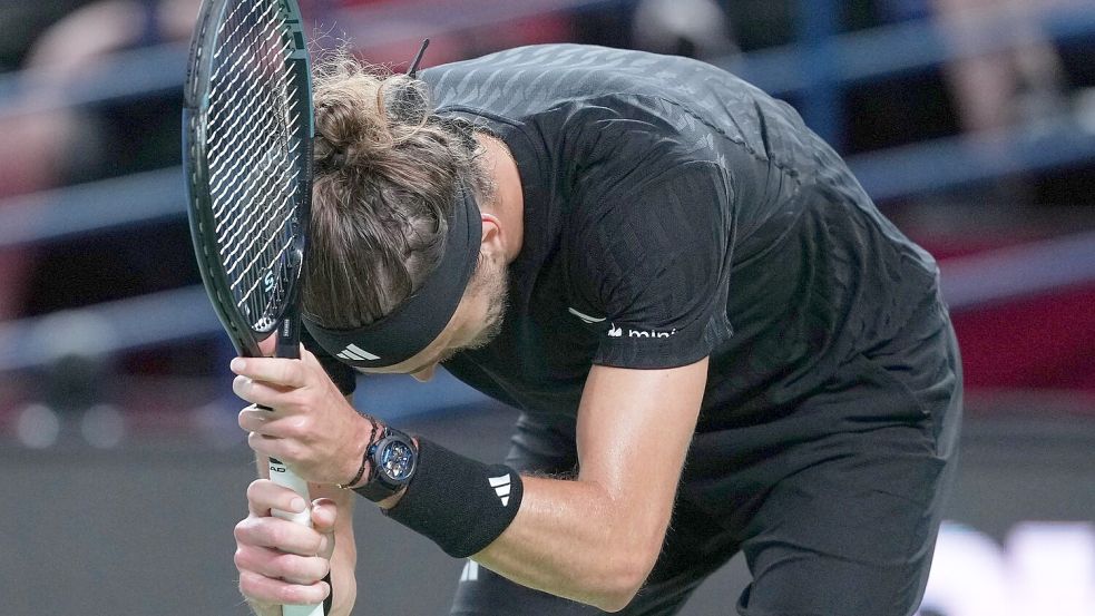 Alexander Zverev war in Shanghai am Ende seiner Kräfte. Foto: Andy Wong/AP/dpa