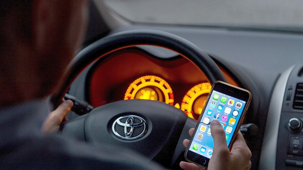 Lebensbedrohliche Ablenkung: Die Polizei will die Nutzung von Smartphones am Steuer zurückdrängen. Foto: picture alliance / Monika Skolimowska/dpa